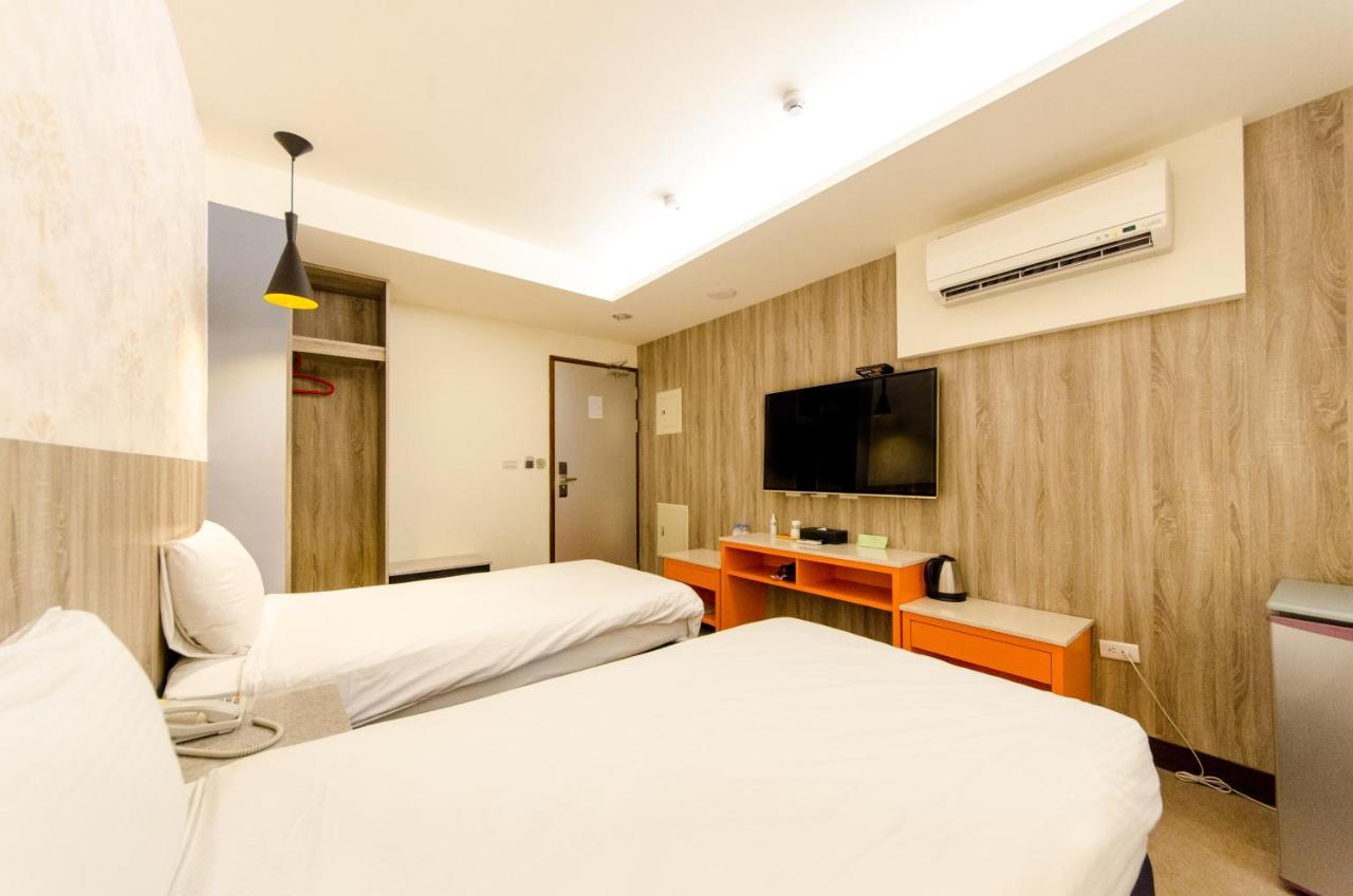P&E Hotel Tainan Luaran gambar