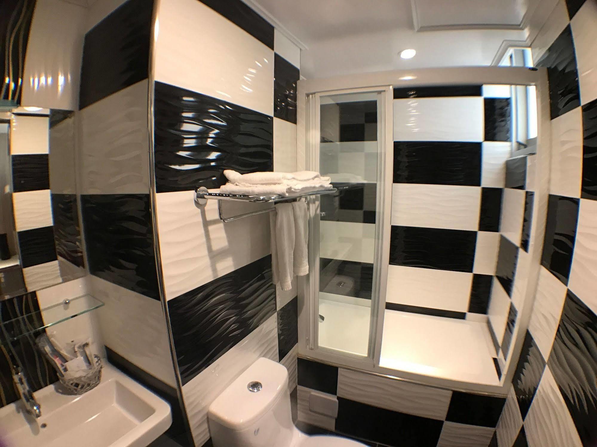 P&E Hotel Tainan Luaran gambar