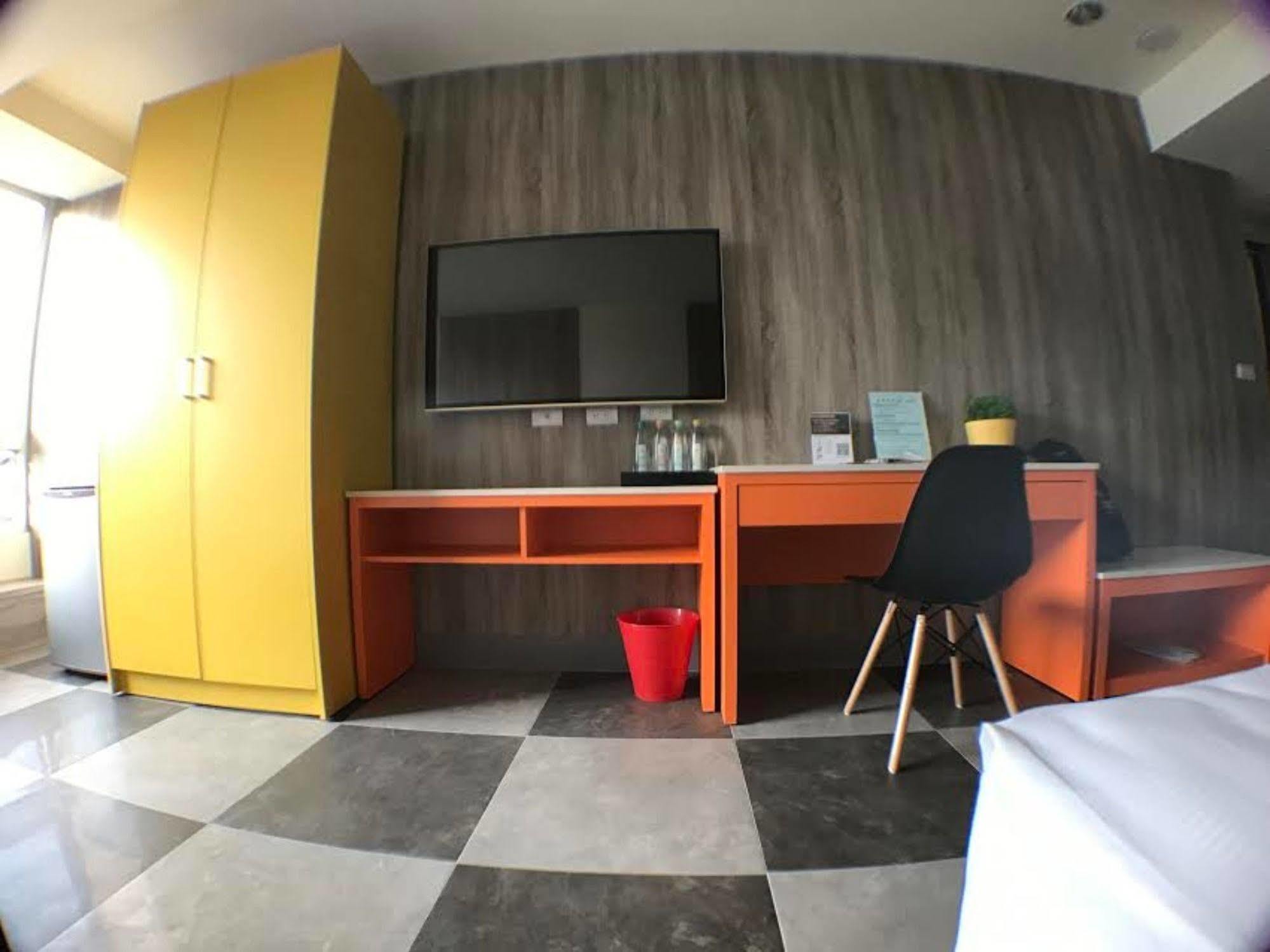 P&E Hotel Tainan Luaran gambar