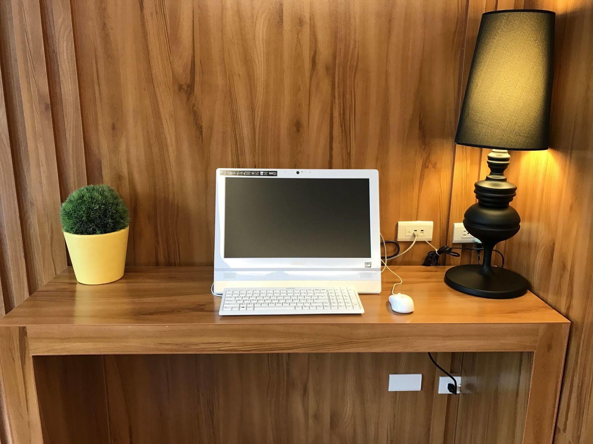 P&E Hotel Tainan Luaran gambar