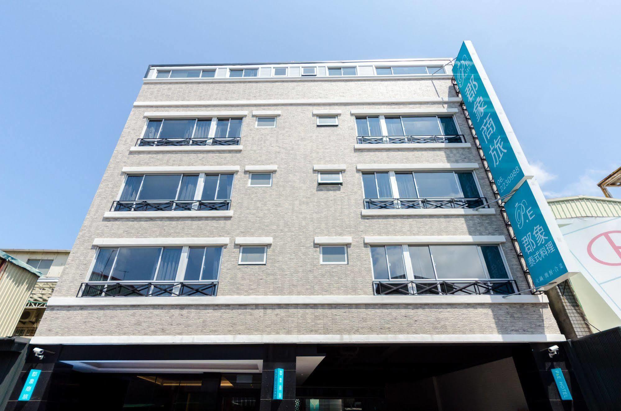 P&E Hotel Tainan Luaran gambar