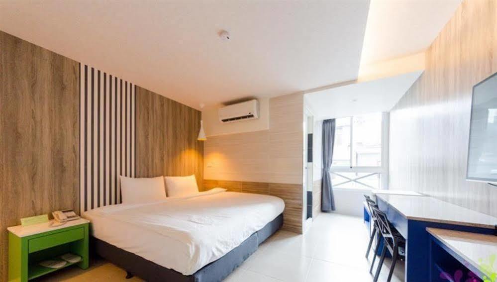 P&E Hotel Tainan Luaran gambar