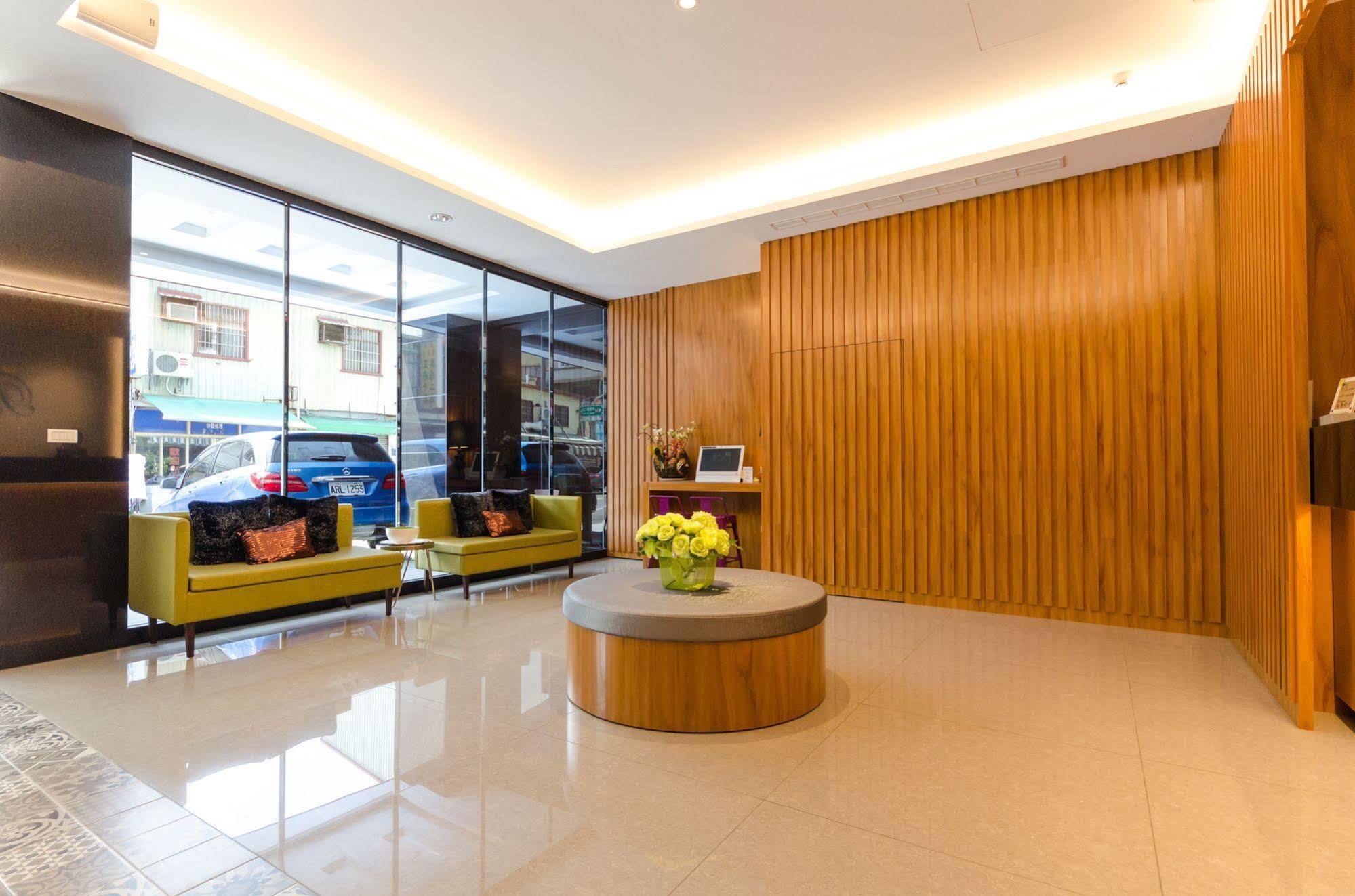 P&E Hotel Tainan Luaran gambar
