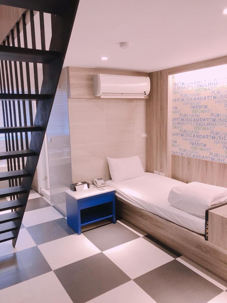 P&E Hotel Tainan Luaran gambar